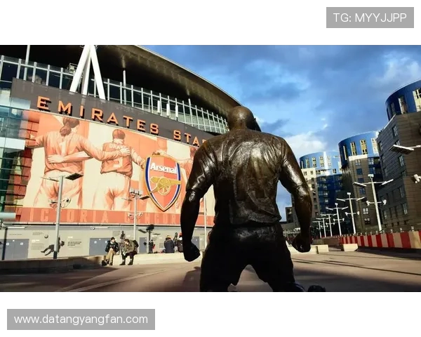 海布里 20 周年致敬！阿森纳第三客场球衣奶白鎏金复刻经典，环保材质续写传奇